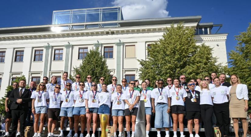 Köszöntötték itthon a magyar bajnok és BL-ezüstérmes Győri Audi ETO KC játékosait