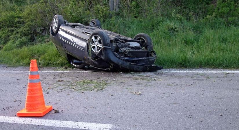Tetejére borult egy autó – rendőrök, mentők és tűzoltók a helyszínen