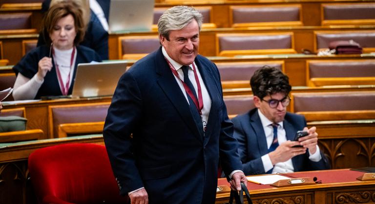 Kapitány István teljes miniszteri fizetését felajánlja a Magyar Koraszülött és Újszülött Mentőalapítvány részére