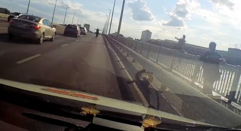 A levegőből húzták vissza a Dunába ugró fiatalt a rendőrök