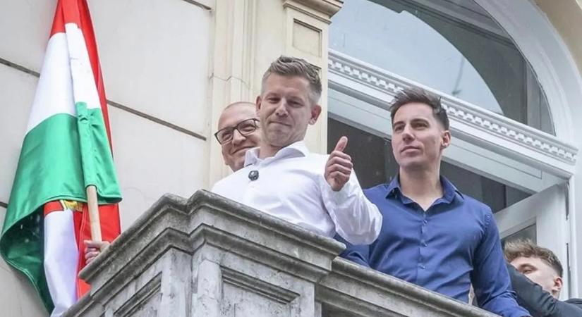 Mosolyogva alázott több ezer tüntető magyart Magyar Péter