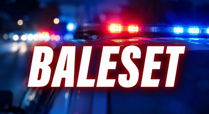 Baleset a Szabadság utcában, villanyoszlopnak ütközött egy kocsi