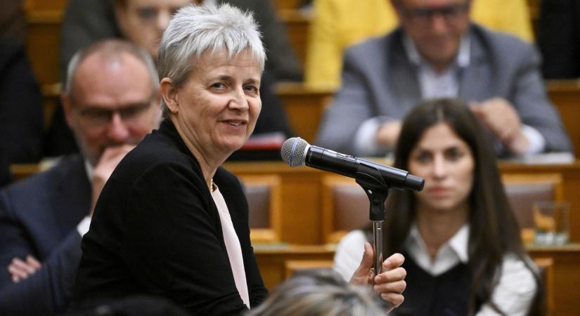Pályázatot hirdet az Oktatási Minisztérium, hogy a következő tanévben már több tankönyvből lehessen válogatni
