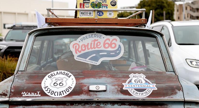 100 évesen, 100 éves autóval gurult végig a 100 éves úton