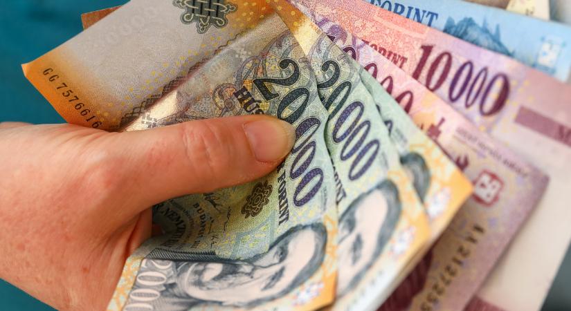 Elemző: a küföldi nyaralást tervezők is örülhetnek a forint erősödésének