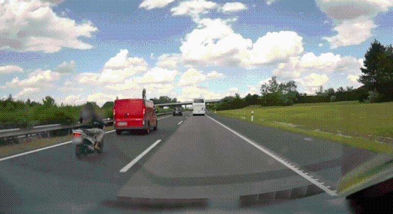 Majdnem áthajtottak egy földön fekvő motoroson az M7-es autópályán