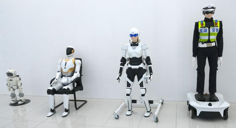 Így veszik el a robotok a közlekedési rendőrök és mások munkáját Kínában