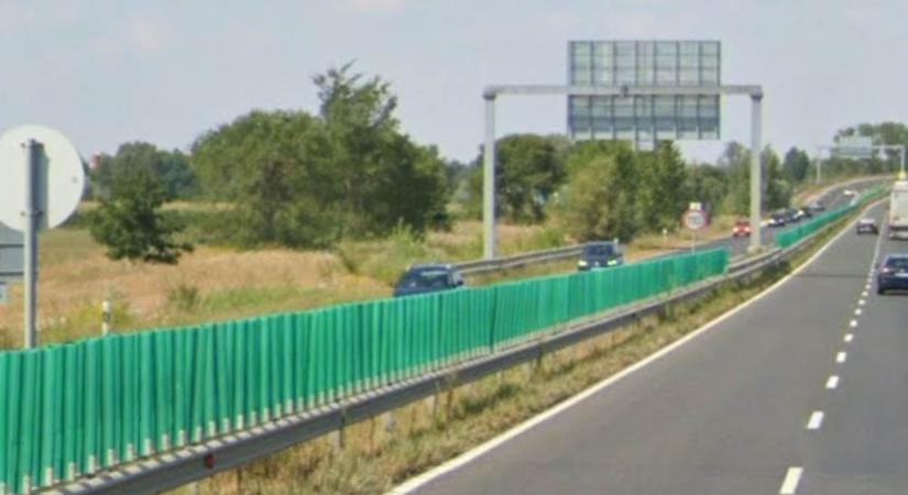 Ezért vannak zöld műanyag lapok a szalagkorláton: nem dísznek rakták oda