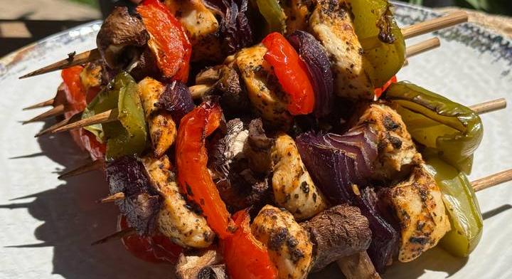 Pácolt, zöldséges csirkesaslik: a grillszezon egyik kedvence
