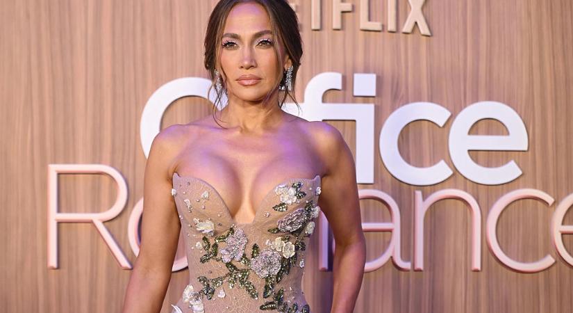 Kés alá feküdt Jennifer Lopez? Plasztikai sebészek elemezték a dekoltázsát