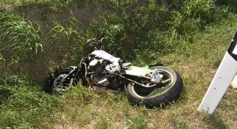 Megcsúszott a motor első kereke, az út mellett ért véget a manőver