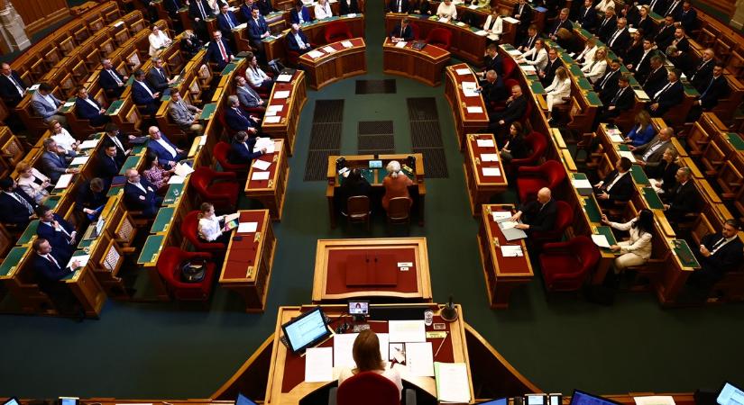A Szuverenitásvédelmi Hivatal megszüntetéséről és a gyűlöletkeltő politikai reklámok betiltásáról tárgyal az országgyűlés