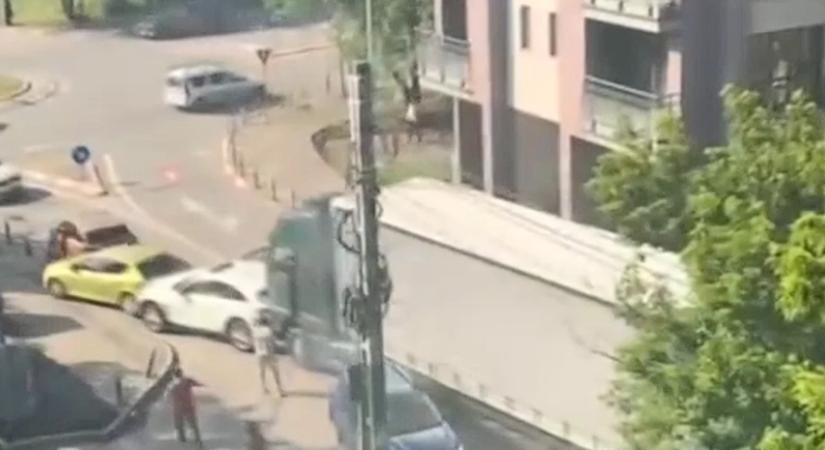 Tömegbaleset: autókat sodort magával egy elszabadult kamion (VIDEÓ)