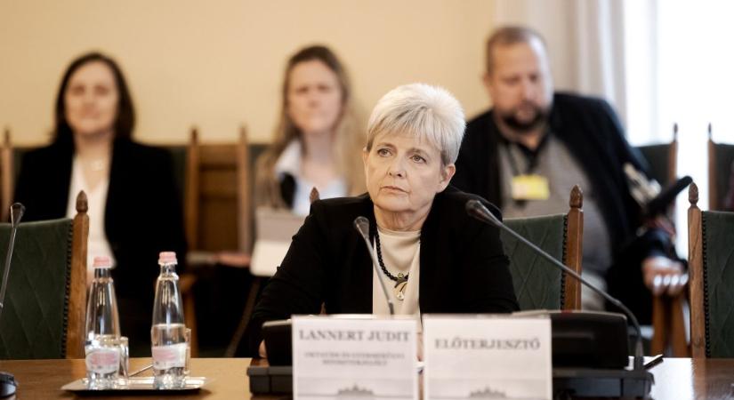 Oktatási miniszter: digitális tananyagokkal és kiadványokkal bővülhet a tankönyvkínálat