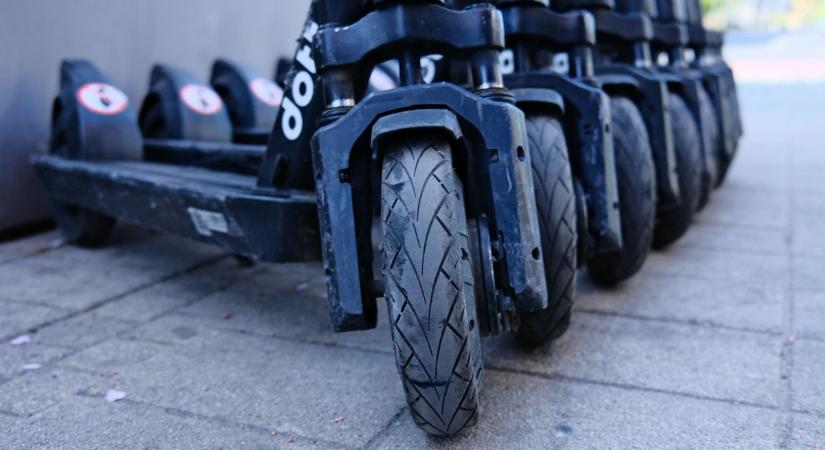 Kitört a rollerháború: nem várnak tovább a kormányra, könyörtelenül kitiltják a városokból az e-rollereket!
