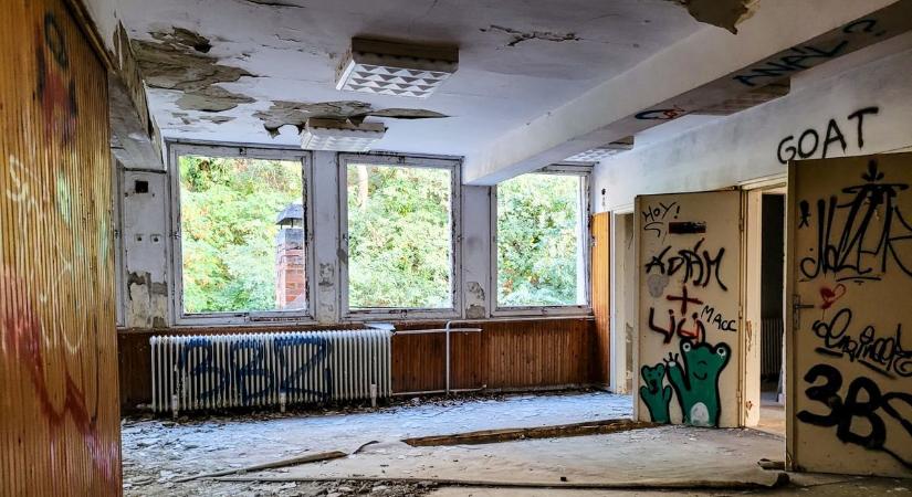 Nem segített a kamerázás: vandálok gyalázták meg a szebb napokat látott balatoni üdülőt fotók