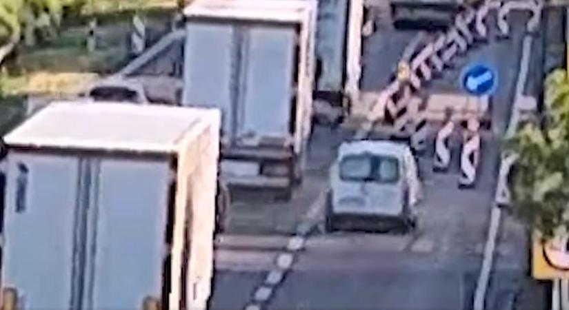 Leállósávból érkezett, majd letarolt mindent maga előtt egy furgonos az M7-esen – videó