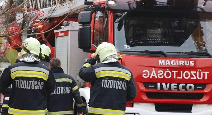 Lezártak egy debreceni útszakaszt! A tűzoltókat is riasztották