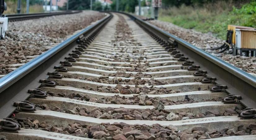 Most érkezett: gázolt a vonat Budapest külvárosában, felborult a közlekedés