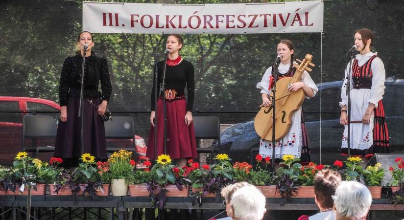 A hagyomány lángját adták tovább Balatonalmádiban a III. Folklórfesztiválon (galéria)