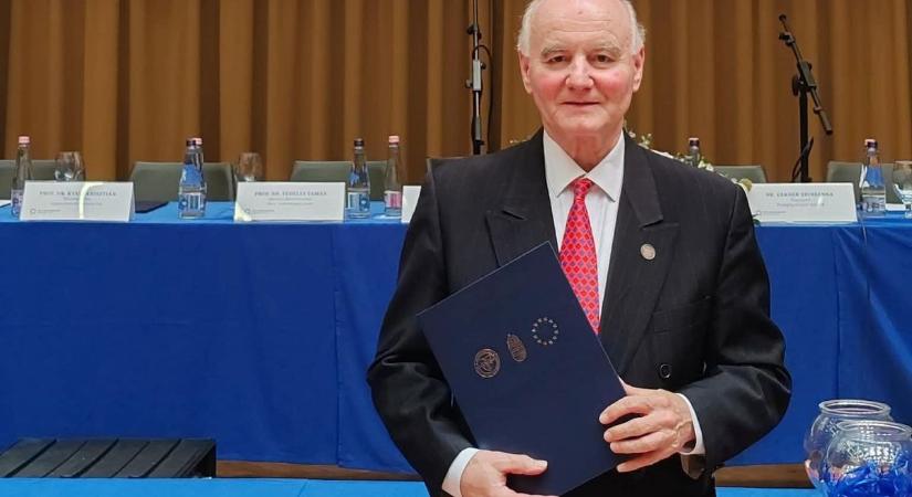 Ötven éve diplomázott, most aranyoklevelet kapott Szily Lajos