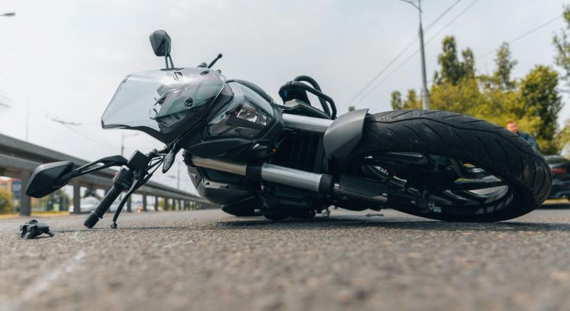 M7: majdnem áthajtottak a földön fekvő motoroson - fotó, videó