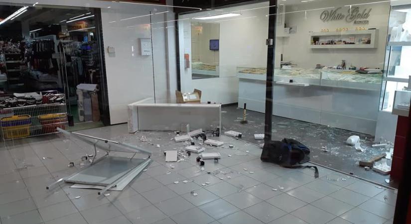 Nyolc évet kapott a román férfi, aki maszkban, kalapácsokkal felfegyverkezve rabolt ki egy ékszerboltot a társaival Veszprémben