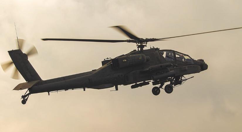 Lezuhant egy amerikai Apache a Hormuzi-szoros térségében – bejelentést tett Trump
