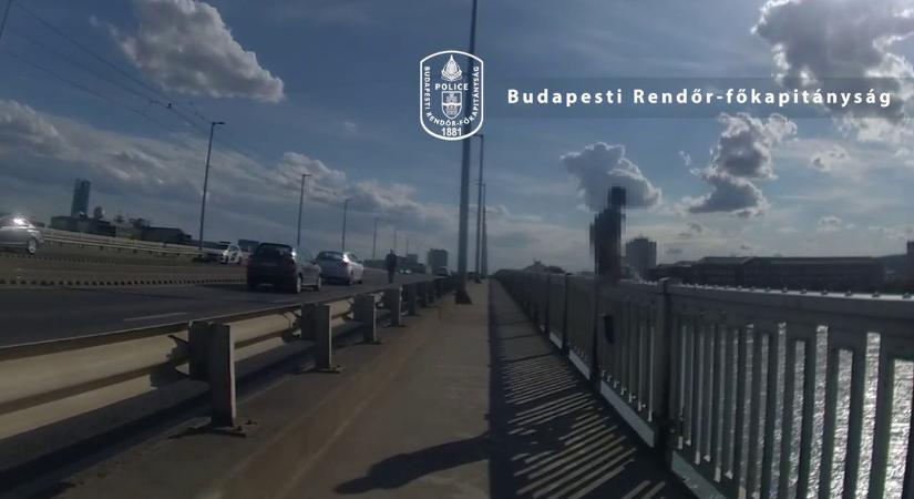 Drámai pillanatok: a hídról leugró fiatalembert a gallérjánál fogva mentették meg a rendőrök