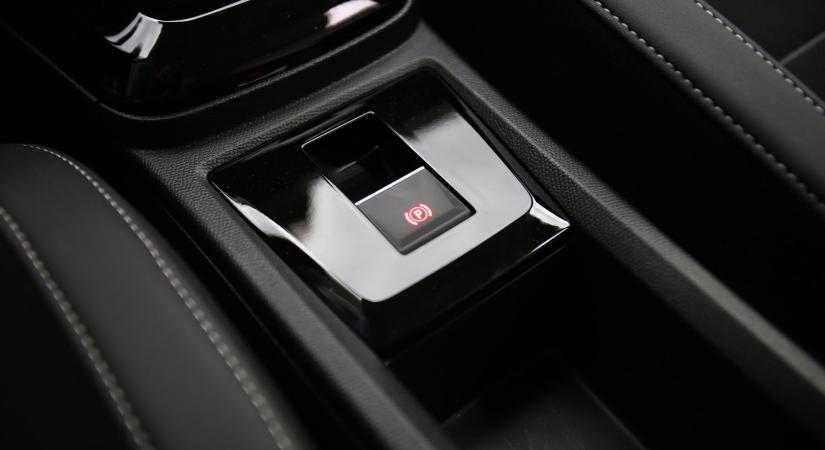 Mi történik, ha menet közben behúzod az elektromos kéziféket?