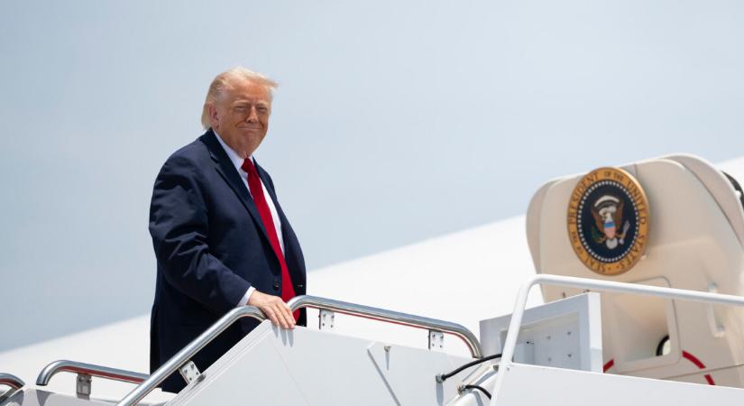 Rendkívül kínos helyzetbe hozták Donald Trump-ot – videón a jelenet