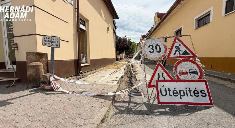 Megújul az Arany János utca járdája Esztergomban