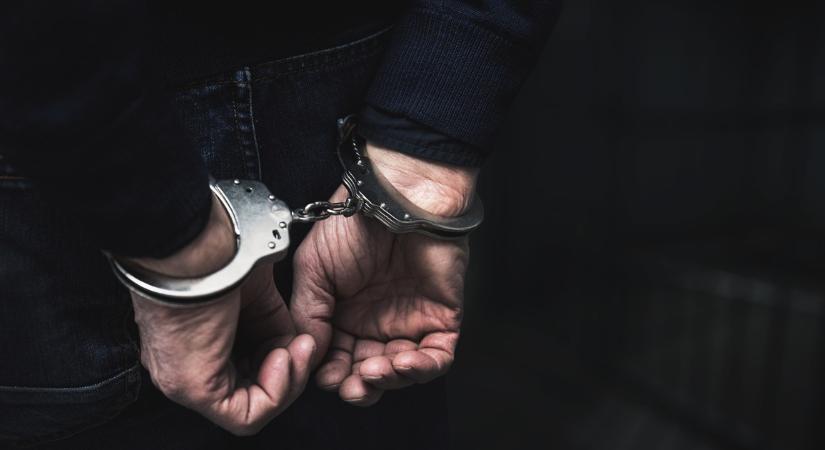Bilicsben vitték el a rendőrök a világsztár énekest: 13 nő zaklatásával gyanúsítják