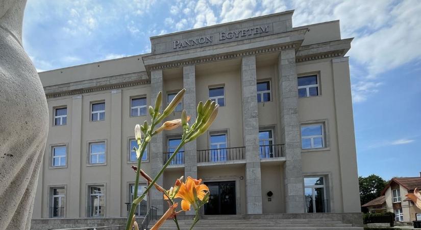 Ingyenes mesterséges intelligencia kurzust biztosít a pedagógusoknak a Pannon Egyetem