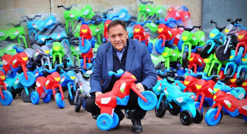 Háromszoros áron vásárolta az Orbán-kormány a bölcsődei kismotorokat Balásy Gyula cégeitől