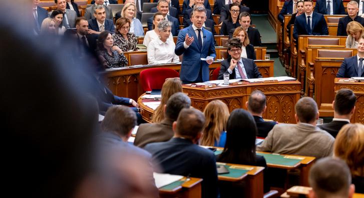 Magyar Péter szerint az Orbán-kormány menekülttábort akart építtetni, nyilvánosságra hozzák a kormányhatározatot