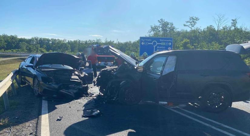 Durván összetörtek a luxusautók a szabolcsi karambolban - Súlyos sérültet vittek el a mentők!