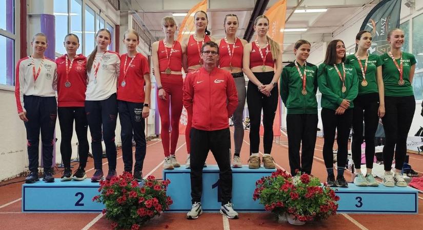 Bajnoki cím és két értékes váltó negyedik hely