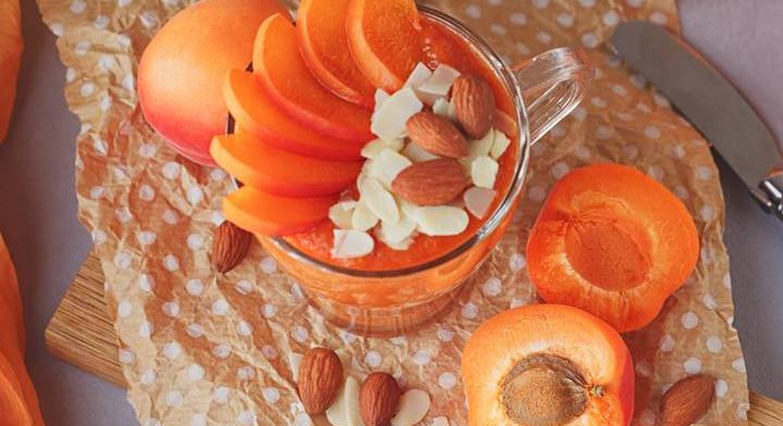 5 perces, krémes barackos-mangós smoothie: tejmentes reggeli ital