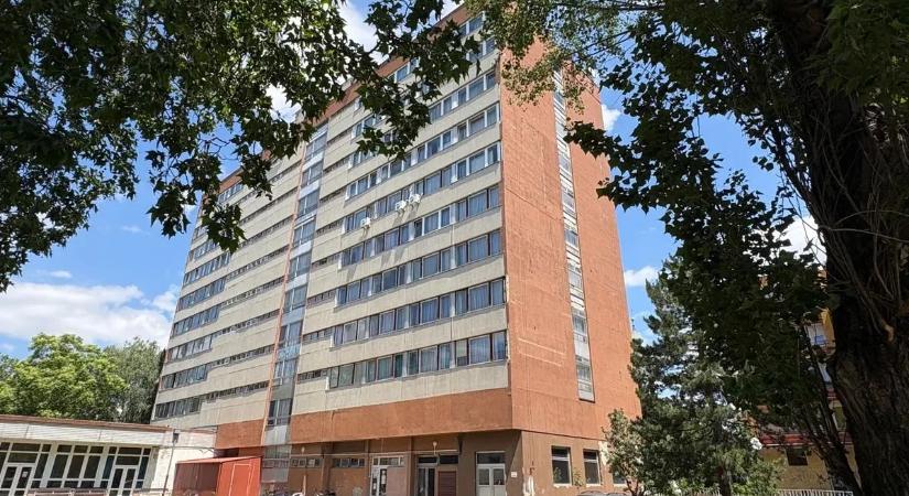 Így van most a székesfehérvári kollégium ötödik emeleti ablakából kizuhant diák