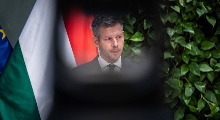 A Fidesz szerint Magyar Péter beismerte bűnösségét azzal, hogy menesztette a Kormányzati Ellenőrzési Hivatal elnökét