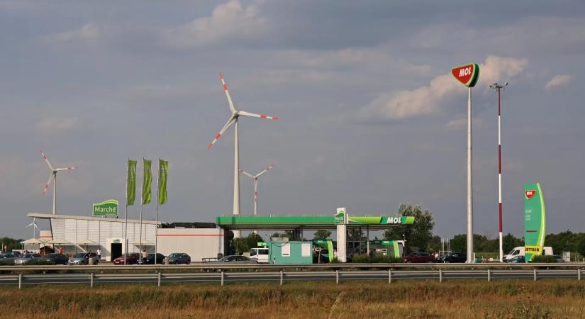 Belenyúlt a benzinárakba a kormány: Emelkedik a stratégiai készletek ára, szűkül a benzinkutak profitja