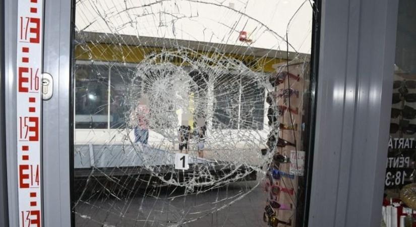 Helyszíni fotókon a tatabányai bolti lopás, puszta kézzel törte be az ajtót, hogy elmenekülhessen