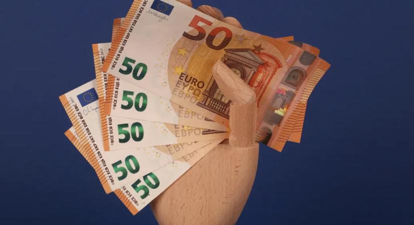 Olyan erős a forint, hogy bezsákolnak devizából a magyarok