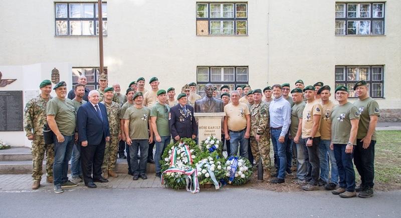 Legendás ejtőernyős előtt tisztelegtek Szolnokon