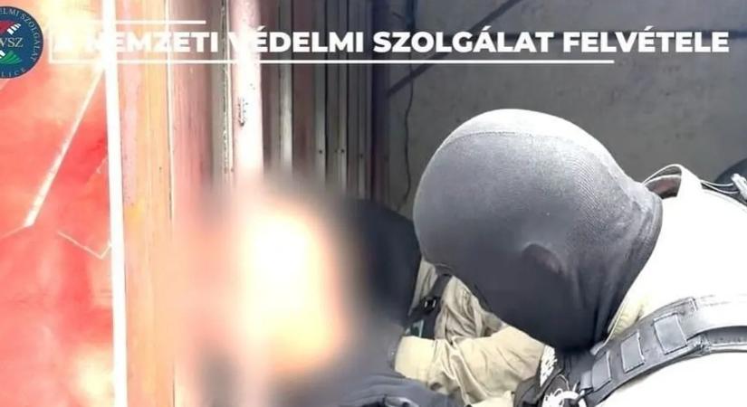 Videón, ahogy villámgyors rendőrségi akcióval fogják el a börtönőrt fenyegető férfit