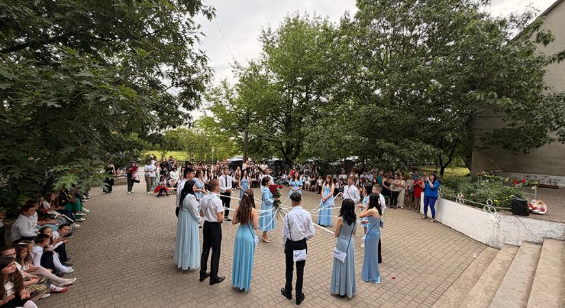 Elbúcsúztak alma materüktől a Beregszászi Zrínyi Ilona Líceum végzősei