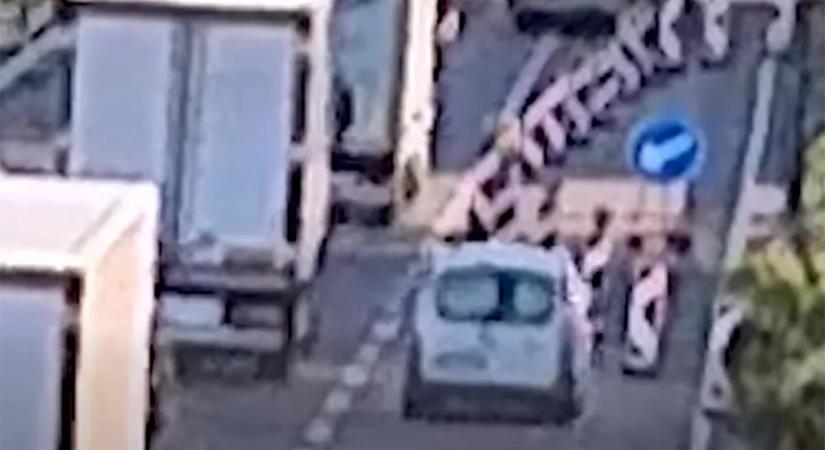 Szörnyű pusztítás az M7-esen, mindent letarolt a leállósávban száguldozó furgonos – videó