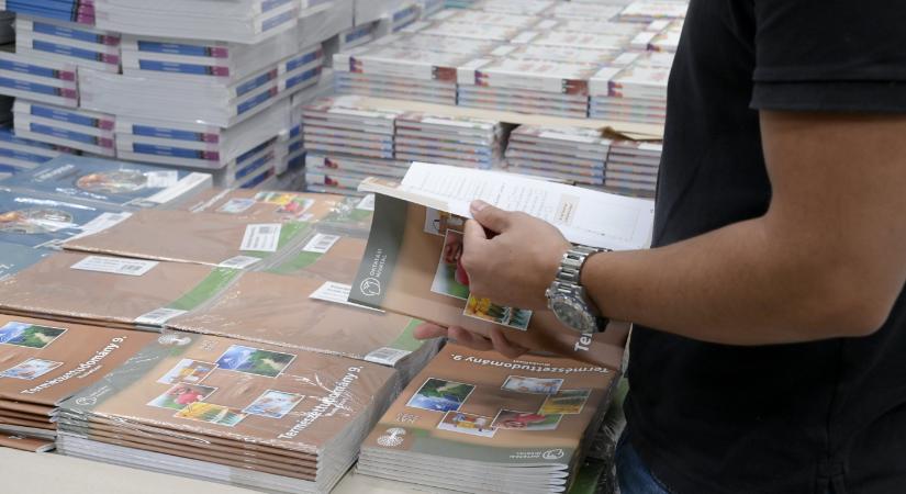 A kormány megtette az első lépést a tankönyvkínálat bővítése felé: pályázatot írtak ki a meglévő tankönyvek kiegészítésére