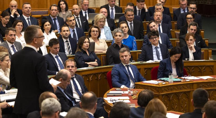 Mitsubishivel és babaváró hitellel érkeztek a parlamentbe a legfiatalabb tiszások